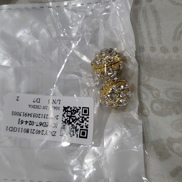 Magnet Earrings - Picture 2 of 4